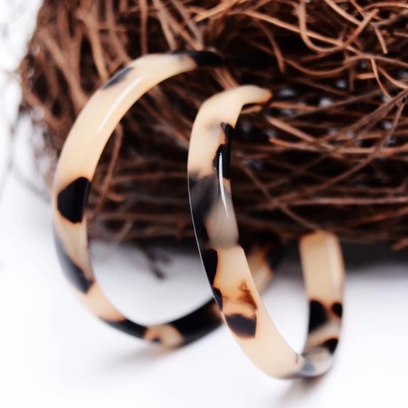 Last 1!Leopard Tortoiseshell Acrylic Hoop Earrings - Picture 2 of 3